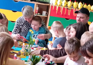 Wspólne tworzenie kartek Wielkanocnych