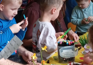 Wspólne tworzenie kartek Wielkanocnych