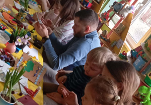 Wspólne tworzenie kartek Wielkanocnych