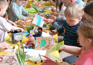 Wspólne tworzenie kartek Wielkanocnych