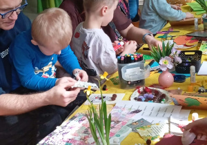 Wspólne tworzenie kartek Wielkanocnych