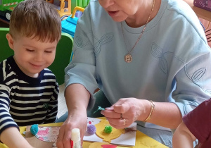 Wspólne tworzenie kartek Wielkanocnych