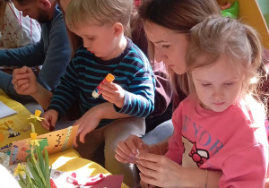 Wspólne tworzenie kartek Wielkanocnych