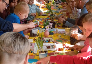 Wspólne tworzenie kartek Wielkanocnych