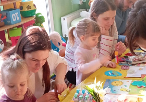 Wspólne tworzenie kartek Wielkanocnych