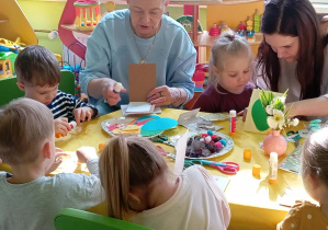 Wspólne tworzenie kartek Wielkanocnych