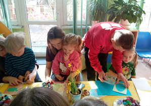 Wspólne tworzenie kartek Wielkanocnych