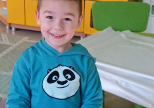 Chłopiec prezentuje swoją kartkę wielkanocną