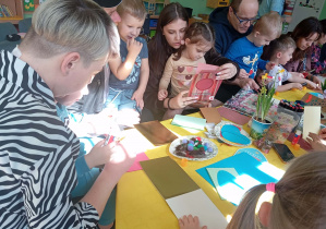 Wspólne tworzenie kartek Wielkanocnych