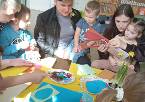 Wspólne tworzenie kartek Wielkanocnych