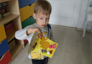 Chłopiec prezentuje swoją kartkę wielkanocną