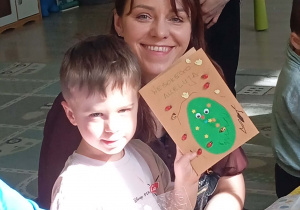 Chłopiec prezentuje swoją kartkę wielkanocną