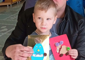 Chłopiec prezentuje swoją kartkę wielkanocną