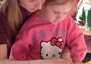 Dziewczynka tworzy kartkę wielkanocną