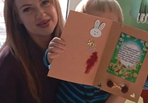 Chłopiec prezentuje swoją kartkę wielkanocną