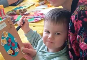 Chłopiec prezentuje swoją kartkę wielkanocną