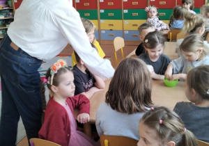 Dzieci wysiewają nasionka rzeżuchy