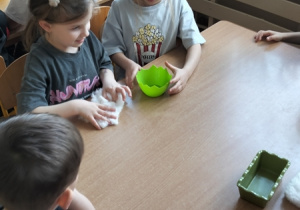 Dzieci wysiewają nasionka rzeżuchy