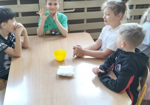 Dzieci wysiewają nasionka rzeżuchy