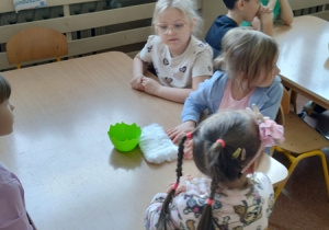 Dzieci wysiewają nasionka rzeżuchy