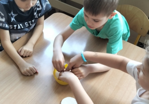 Dzieci wysiewają nasionka rzeżuchy