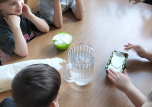 Dzieci wysiewają nasionka rzeżuchy