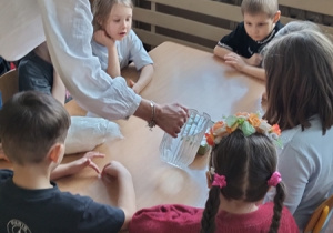 Dzieci wysiewają nasionka rzeżuchy