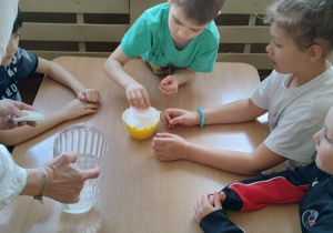 Dzieci wysiewają nasionka rzeżuchy