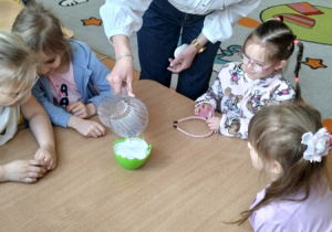 Dzieci wysiewają nasionka rzeżuchy