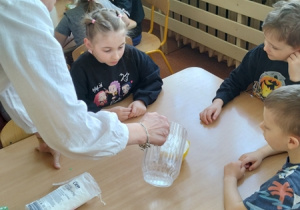 Dzieci wysiewają nasionka rzeżuchy