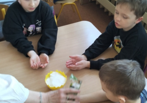 Dzieci wysiewają nasionka rzeżuchy