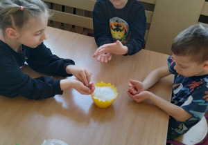 Dzieci wysiewają nasionka rzeżuchy