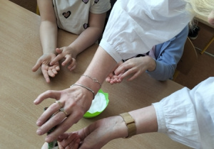 Dzieci wysiewają nasionka rzeżuchy