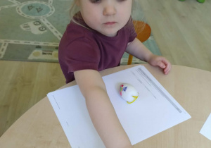 Dziewczynka koloruje pisanke