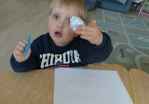 Chłopiec maluje pisanke