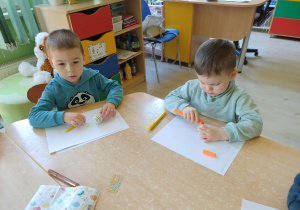 Dzieci kolorują pisanki