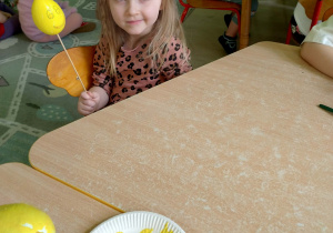 Dziewczynka koloruje styropianowe jajko