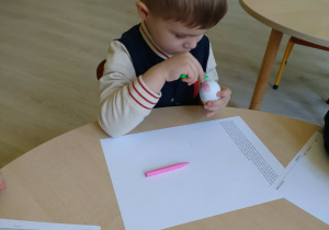 Chłopiec koloruje pisanke