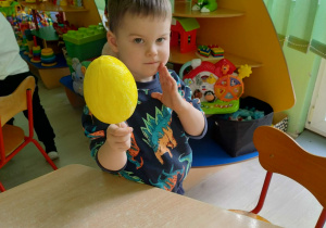 Chłopiec koloruje styropianowe jajko