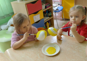 Dziewczynki kolorują styropianowe jajka