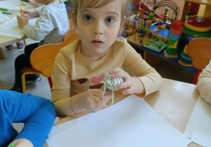 Dziewczynka maluje pisanke