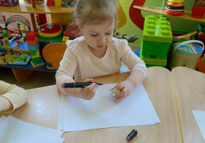 Dziewczynka maluje pisanke