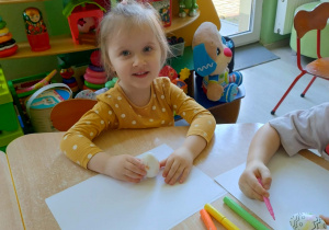 Dziewczynka maluje pisanke