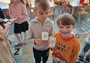 Chłopcy odszukują parę tych samych nazw obrazków