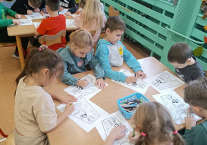 Dzieci kolorują samogłoskę A