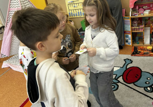 Dzieci odszukują te same pary obrazków