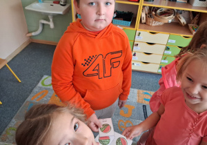 Dzieci odszukują te same pary obrazków