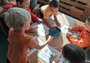 Chłopcy z grupy Motylków kolorują samogłoskę A