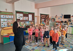 Zabawa logorytmiczna z wykorzystaniem piosenki P. Trosdofl "Wesoły autobus"