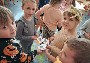 Dzieci odszukują te same nazwy obrazkówd